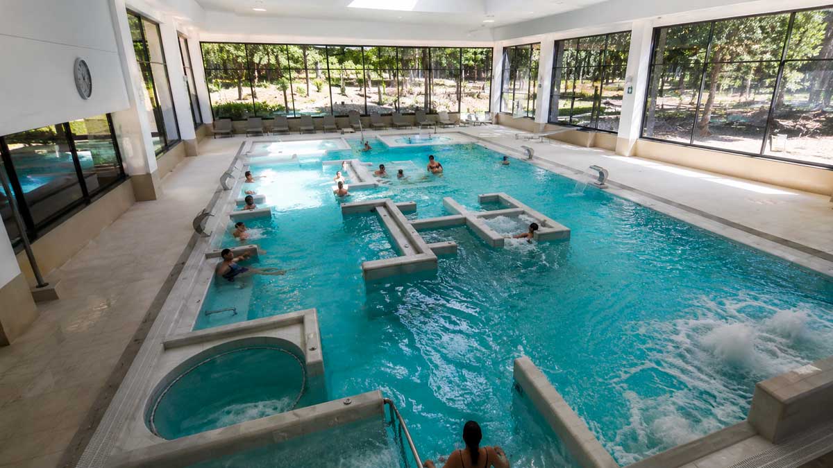 Piscina termal cubierta del programa de termalismo para jubilados en Andalucía