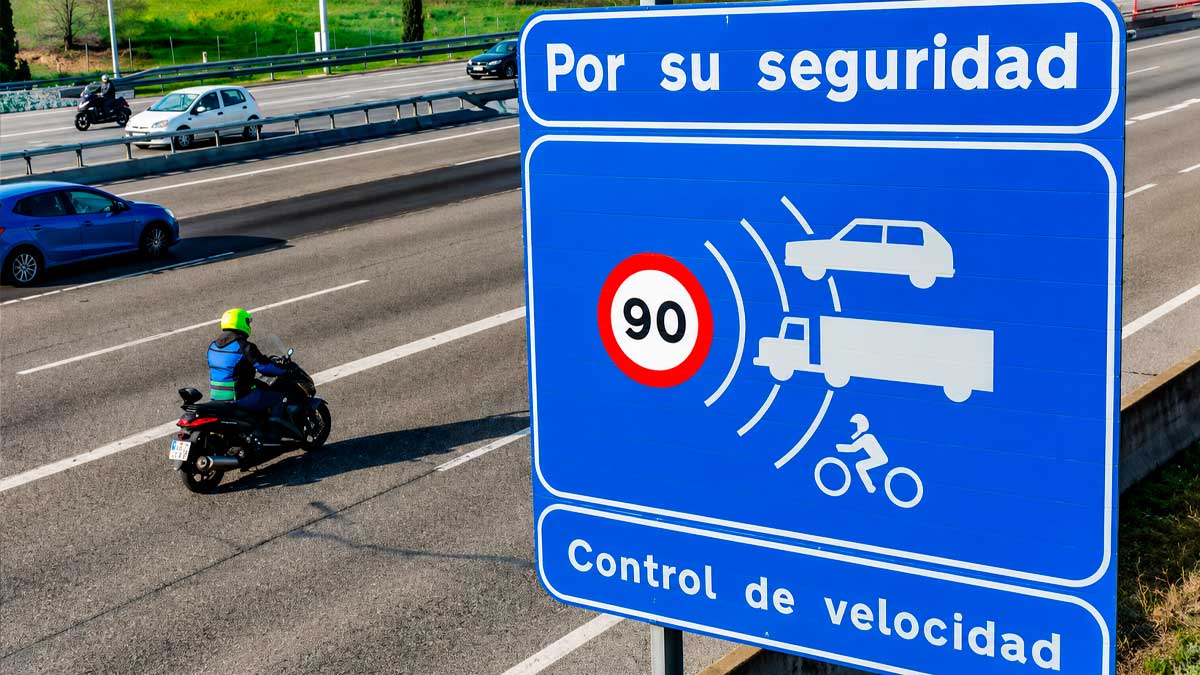 Señal de control de velocidad en autovía de Andalucía con límite de 90 km/h y radares