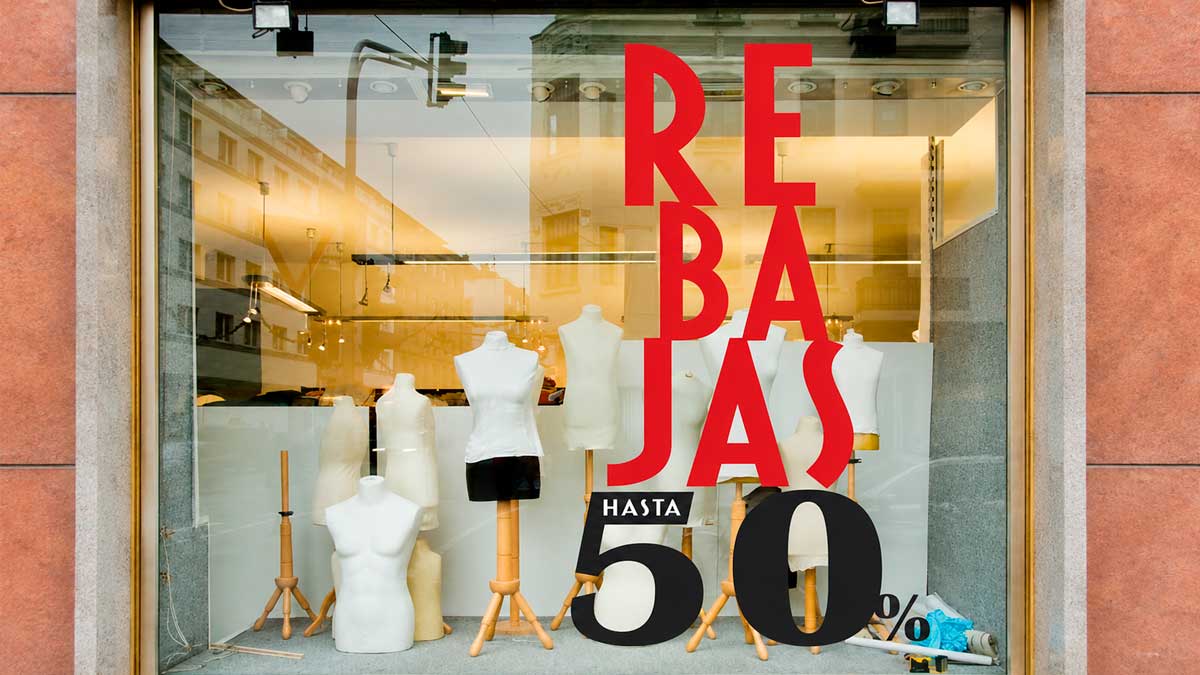 Escaparate de tienda en Andalucía con maniquíes y cartel de rebajas de verano hasta 50%