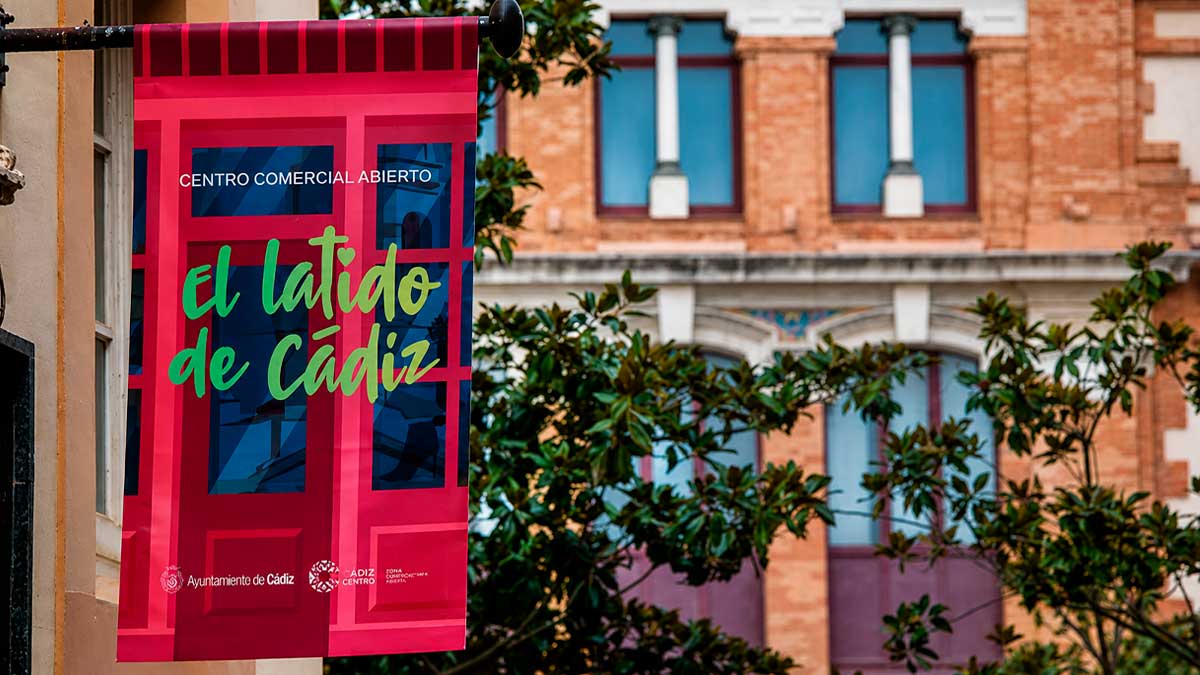 Cartel de las rebajas de verano en Cádiz en el centro comercial abierto