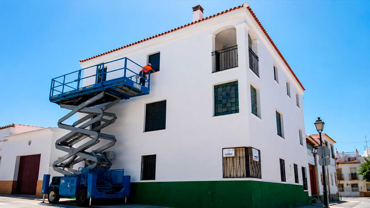 Obras de rehabilitación de viviendas públicas en Las Eritas con plataforma elevadora