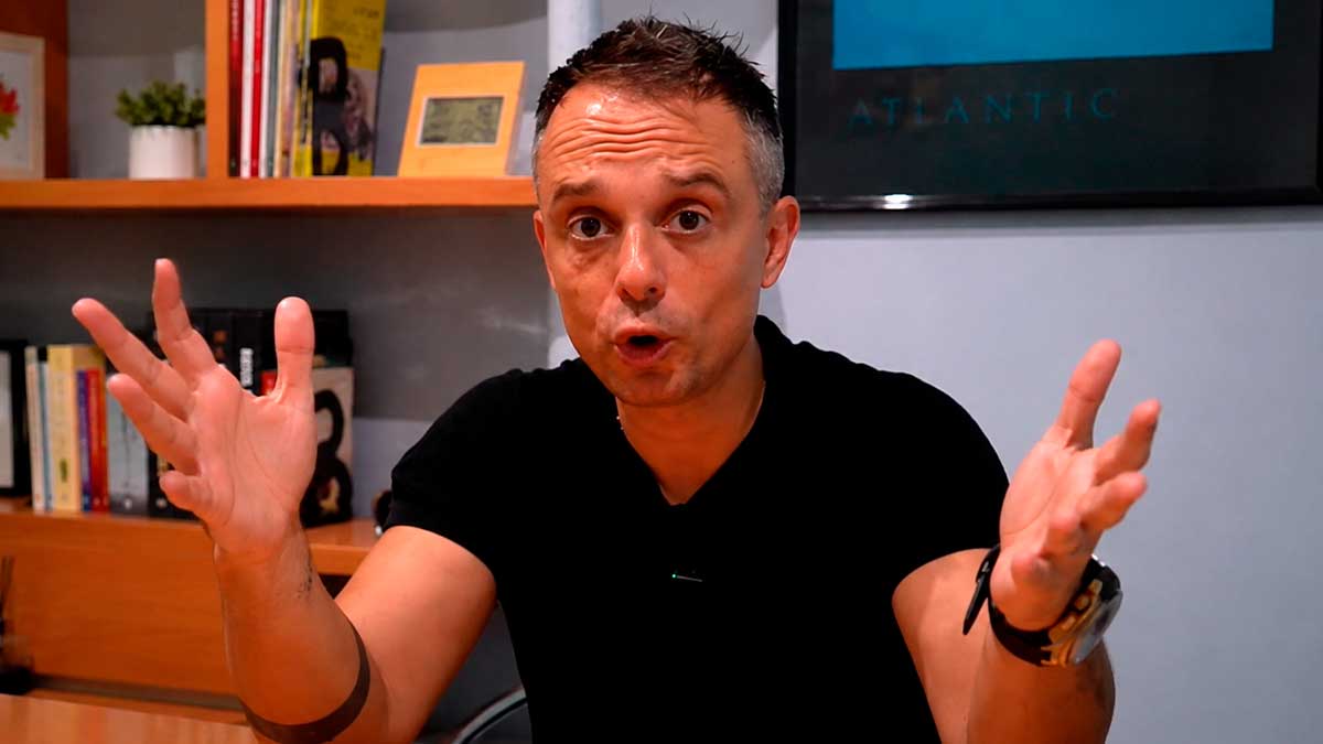 Experto explicando los beneficios de la remolacha para la inflamación según la evidencia científica