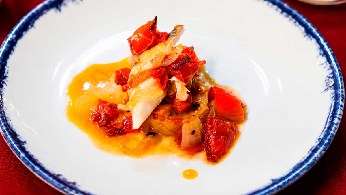 Tapa a la roteña presentada en plato blanco, ideal para la Ruta de la tapa 'A la Roteña