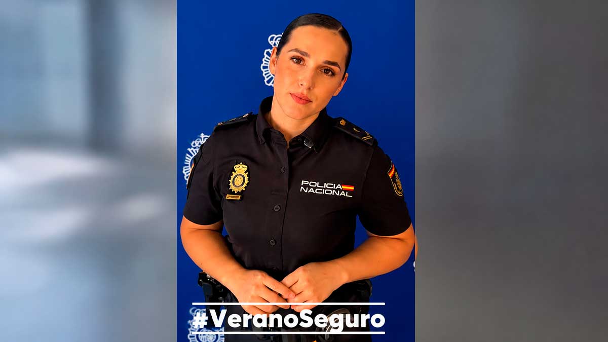 Agente de la Policía Nacional ofrece consejos de seguridad en vacaciones de verano