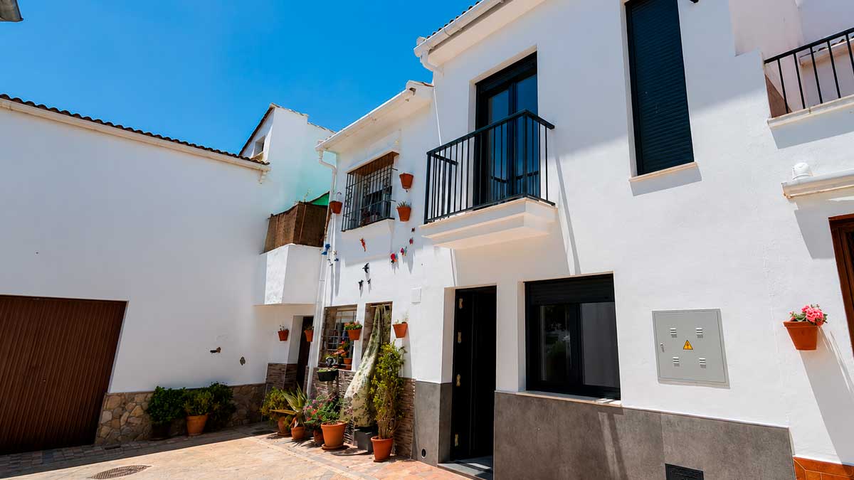 Fachada de chalé en Málaga para sorteo de casas por 10 euros la papeleta