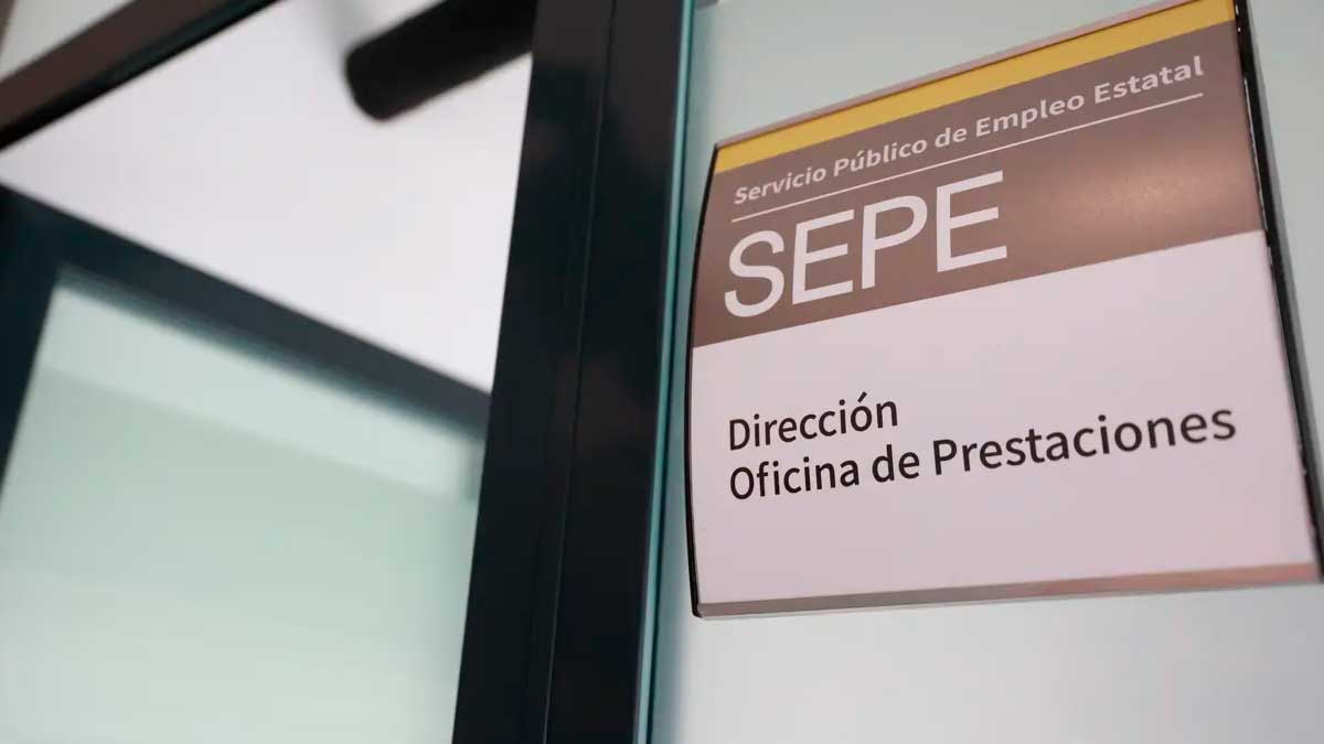 Cartel de la oficina SEPE sobre subsidio para mayores de 52 años en Andalucía