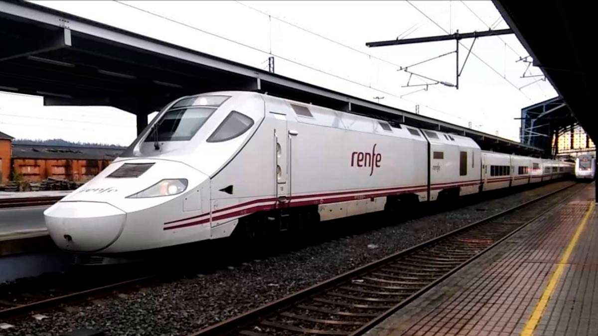 Tren Talgo de Almería en la estación antes de la suspensión por obras