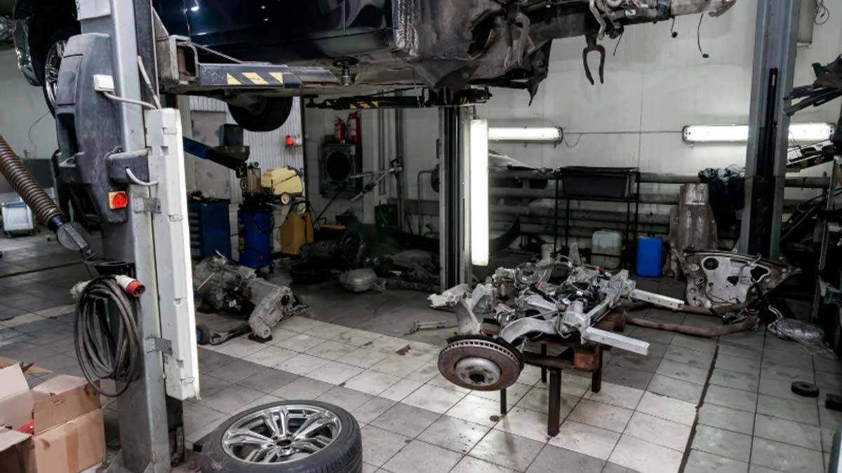Taller de reparación en Andalucía con piezas de coche desmontadas durante una inspección