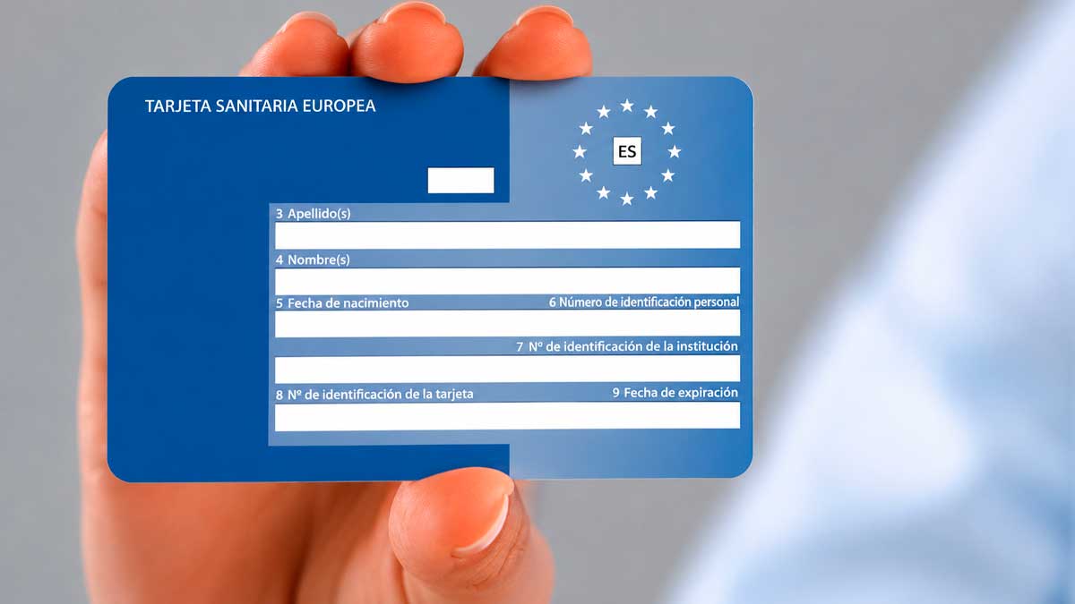 Tarjeta sanitaria europea en mano, información sobre cómo solicitarla y qué cubre