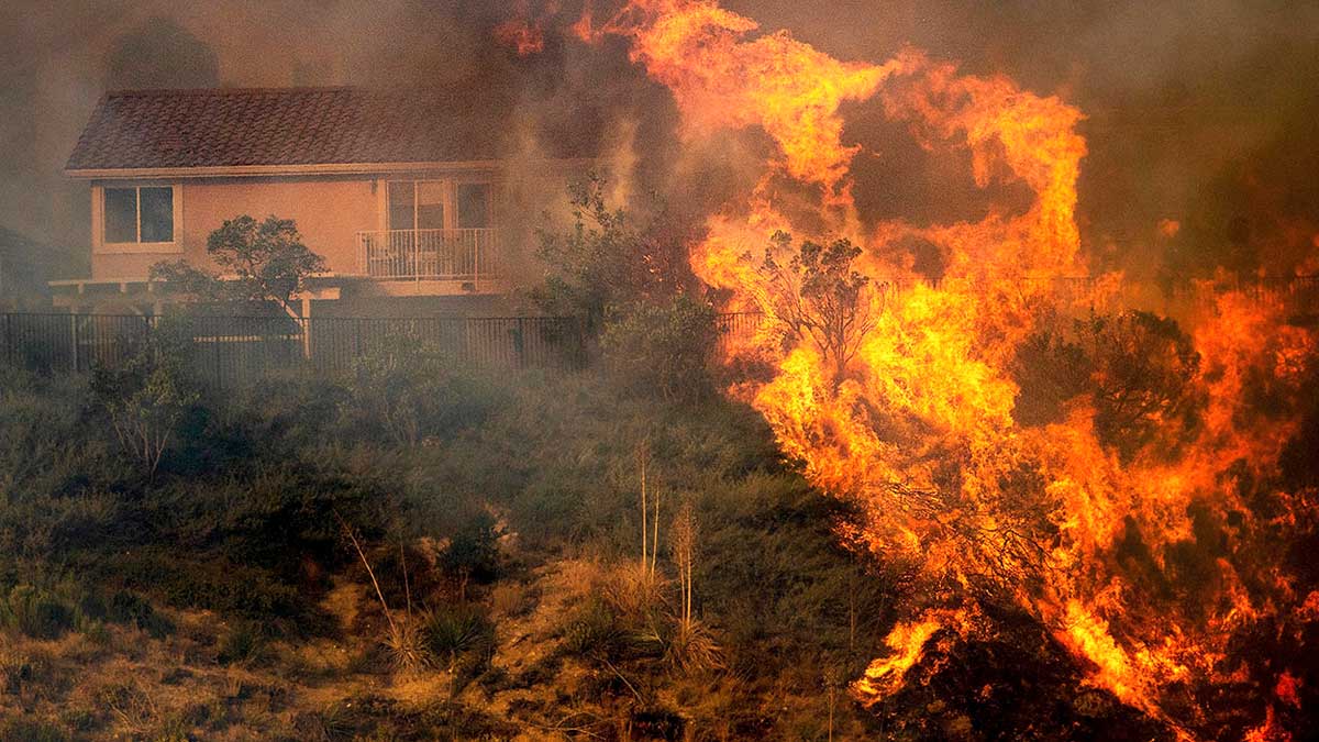 Incendio forestal cerca de vivienda en Andalucía, daños asegurados