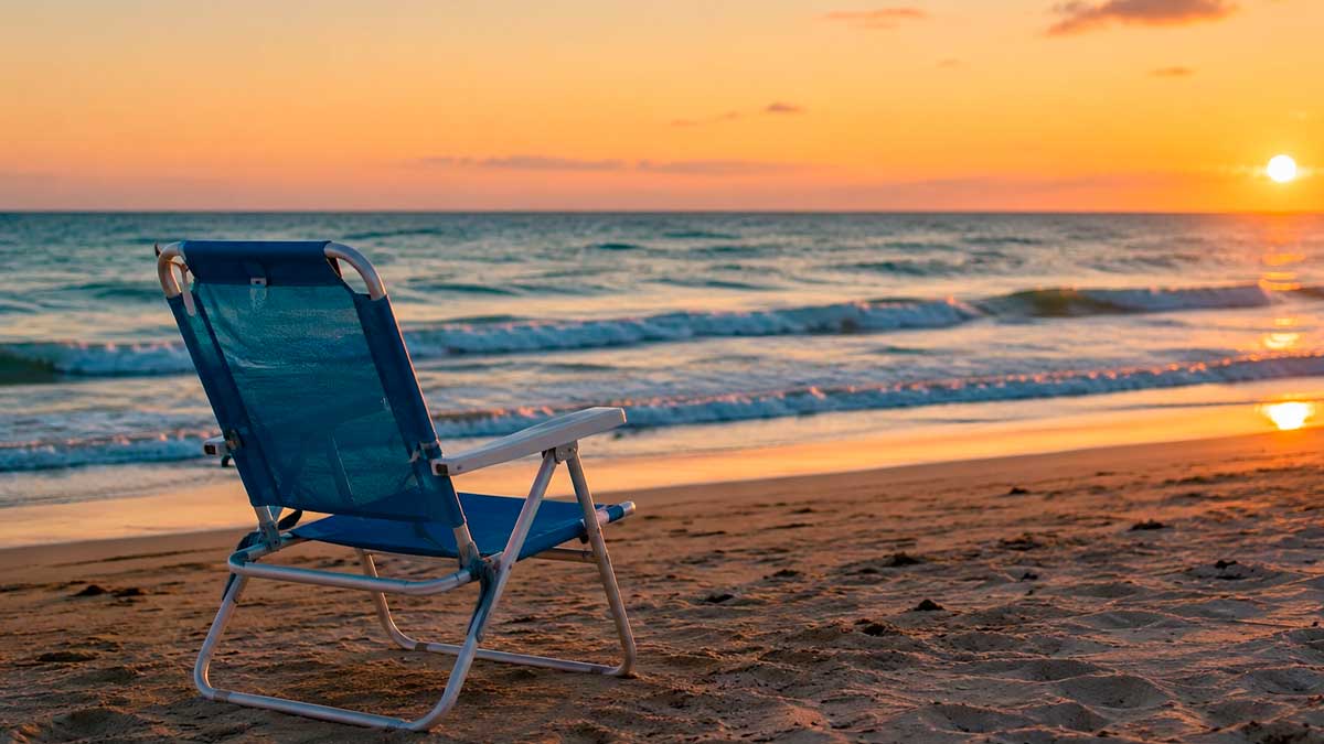 Silla de playa vacía al atardecer en la costa andaluza durante las vacaciones de verano