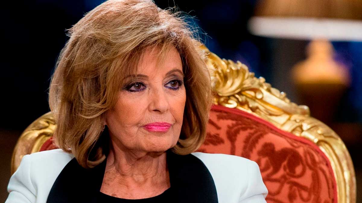 María Teresa Campos en primer plano durante una entrevista, venta de su casa genera conflicto familiar