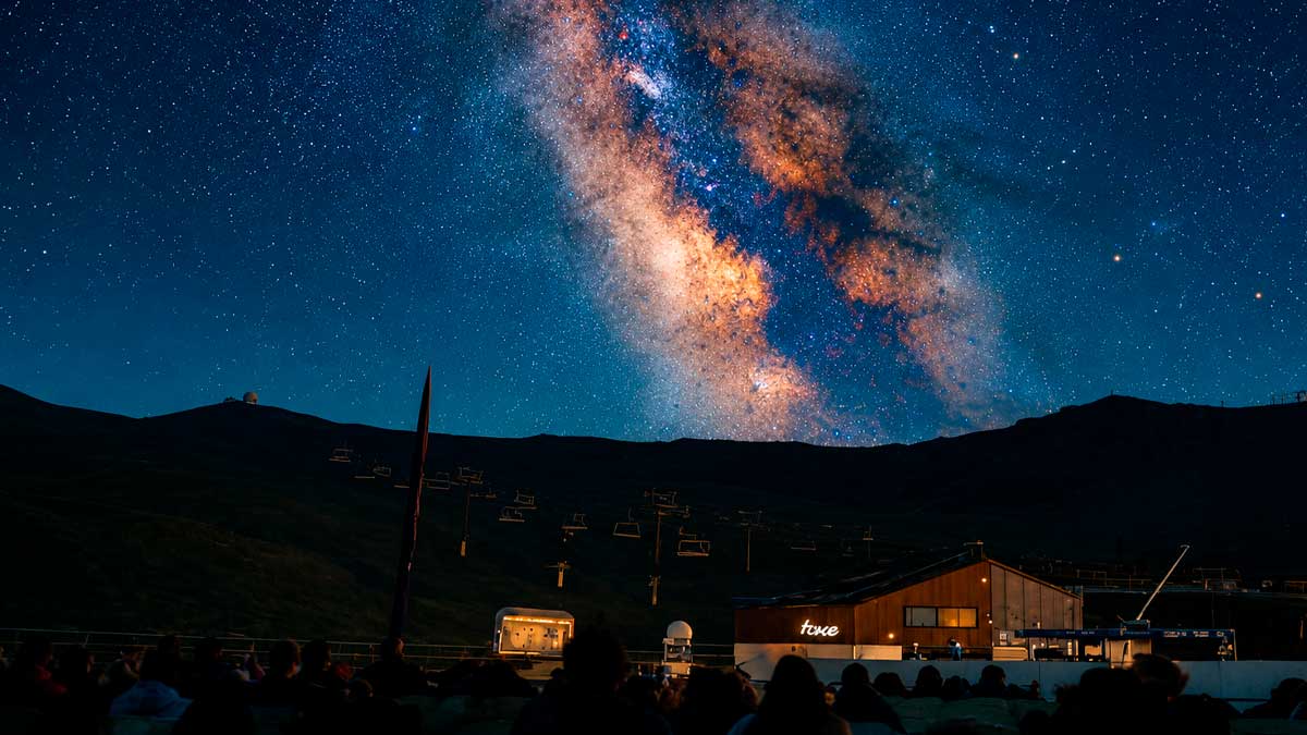 Cielo estrellado y Vía Láctea sobre Sierra Nevada en verano