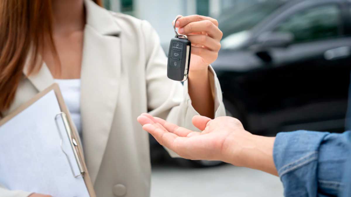 Entrega de llaves al alquilar un coche durante las vacaciones
