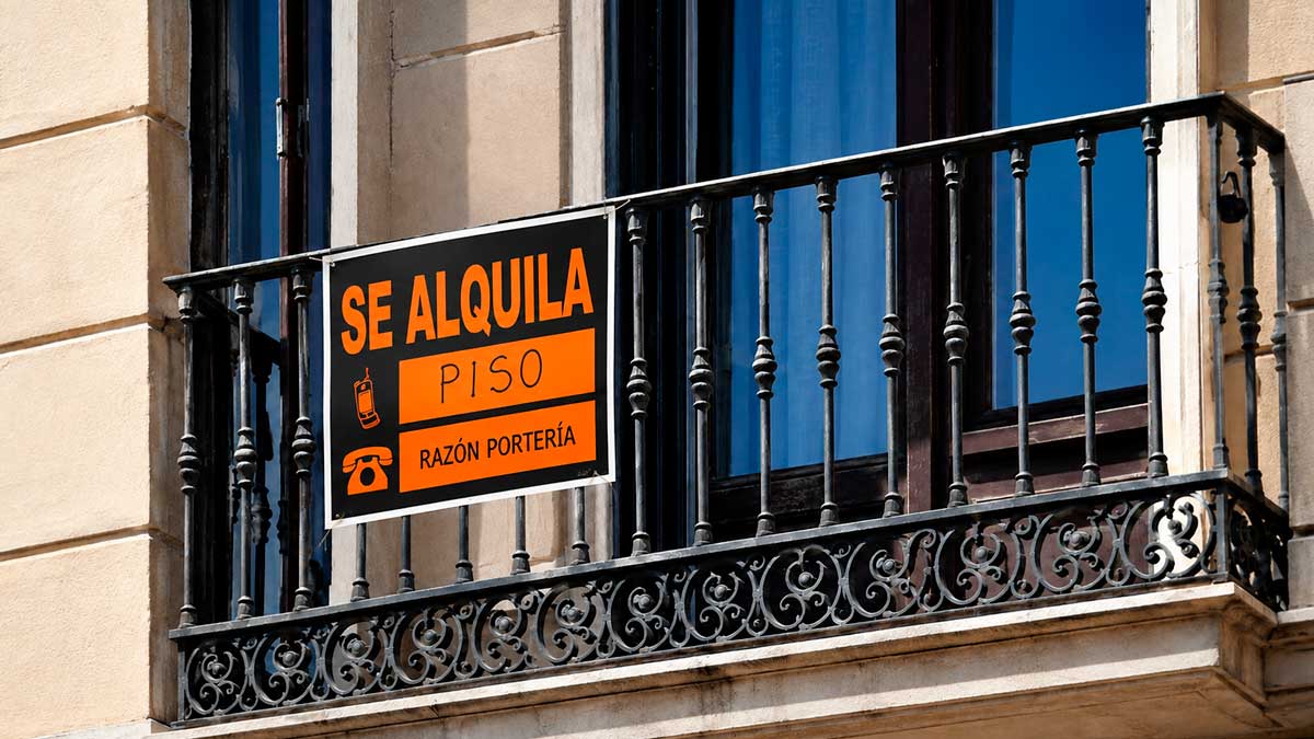 Cartel de se alquila piso en balcón, alquiler en Sevilla sube un 23,7%