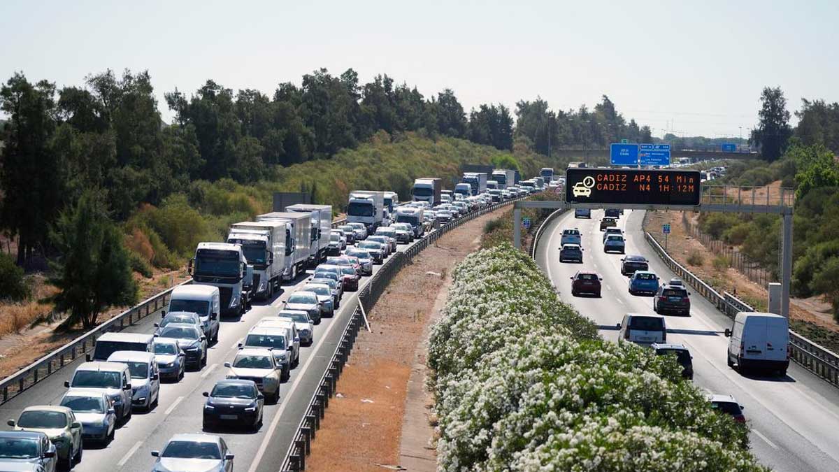 Atascos en la AP-4 con largas filas de coches y camiones en ambos sentidos