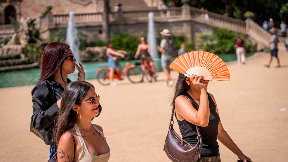Personas paseando bajo el calor en Córdoba durante aviso naranja por altas temperaturas