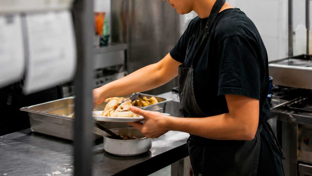 Ayudante de cocina trabajando tras una sentencia sobre incapacidad permanente