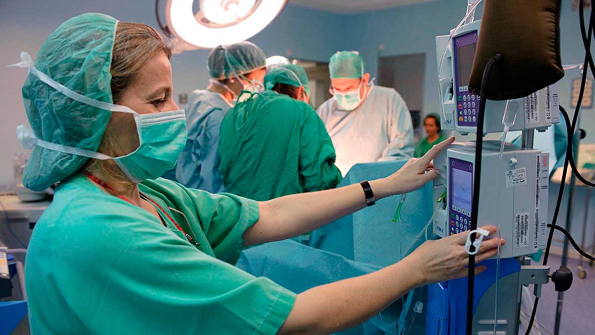 Profesionales sanitarios en un hospital de Andalucía durante una actividad de formación clínica