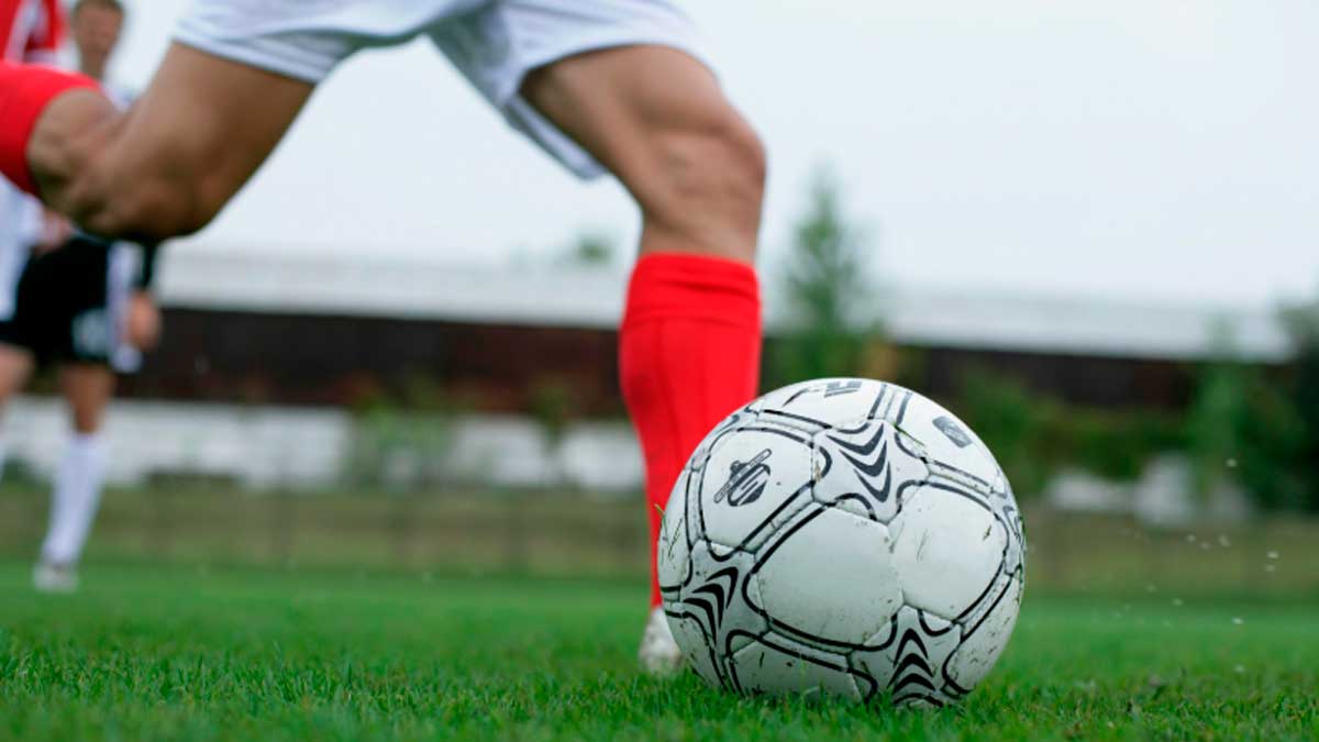 Jugador de fútbol en acción durante un partido, baja médica y deporte en debate legal