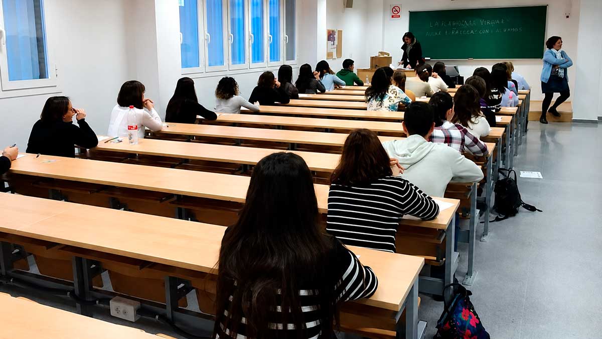 Estudiantes universitarios en un aula de Andalucía durante el curso 2026-2027.