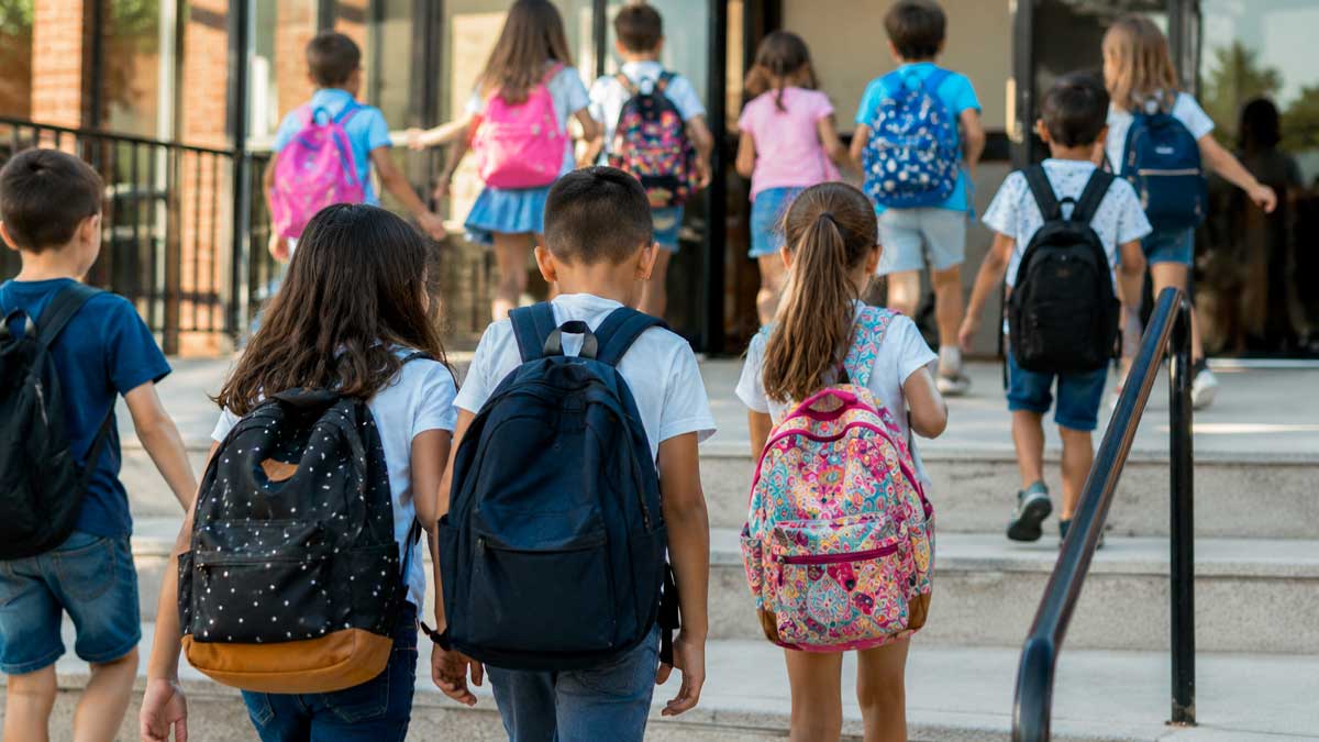 Alumnos entrando en un colegio de Andalucía al inicio del curso escolar 2026-2027.