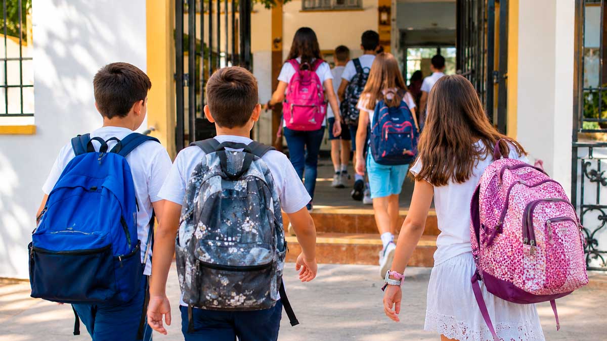 Alumnos entrando en un colegio de Andalucía al inicio del curso escolar 2026-2027.