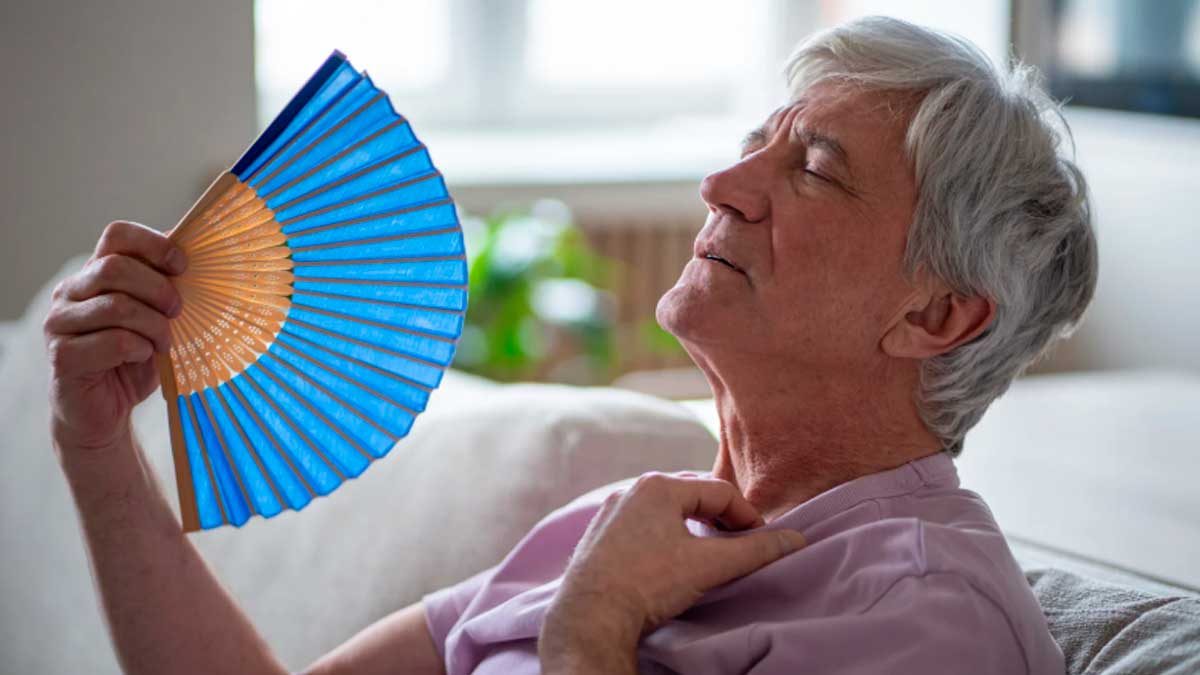 Persona mayor afrontando el calor en Andalucía con un abanico