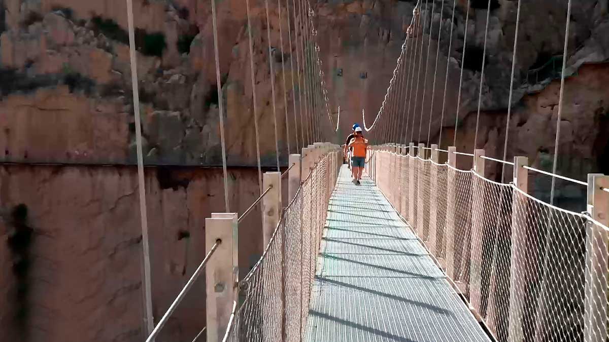 Senderista cruza el nuevo puente del Caminito del Rey, que reduce la temperatura en 11,4 ºC