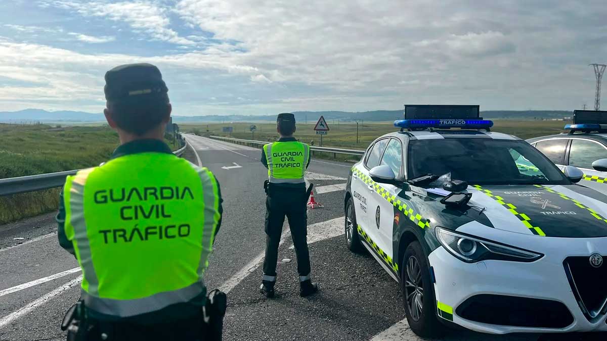 Guardia Civil de Tráfico en control de velocidad en carretera de Andalucía