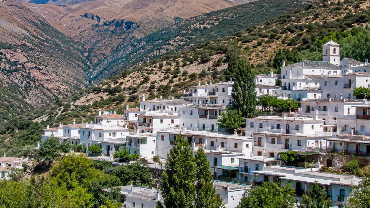 Vista de Capileira en la Alpujarra granadina junto a Sierra Nevada.
