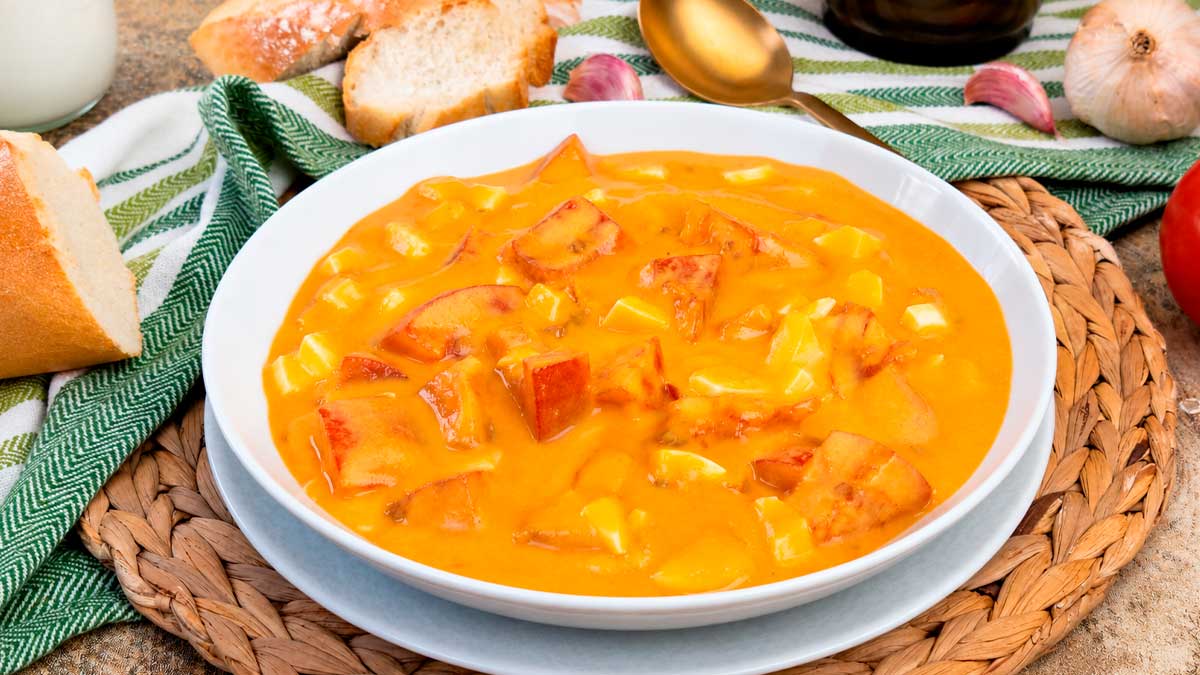 Cascaflote de Marmolejo preparado con tomate, huevo y aceite de oliva virgen extra.