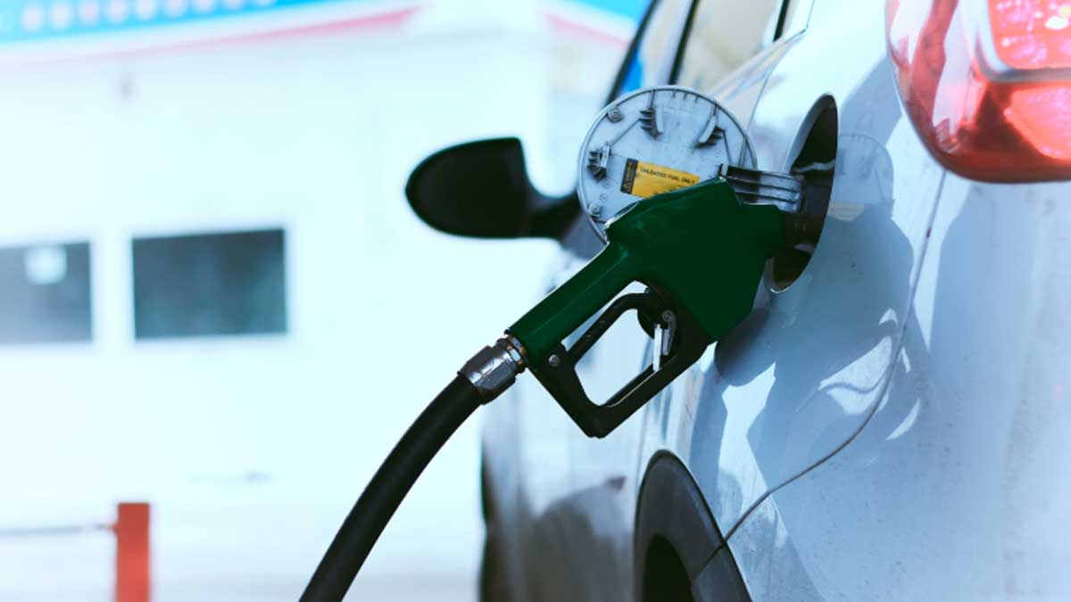 Coche de gasolina repostando en una gasolinera en España