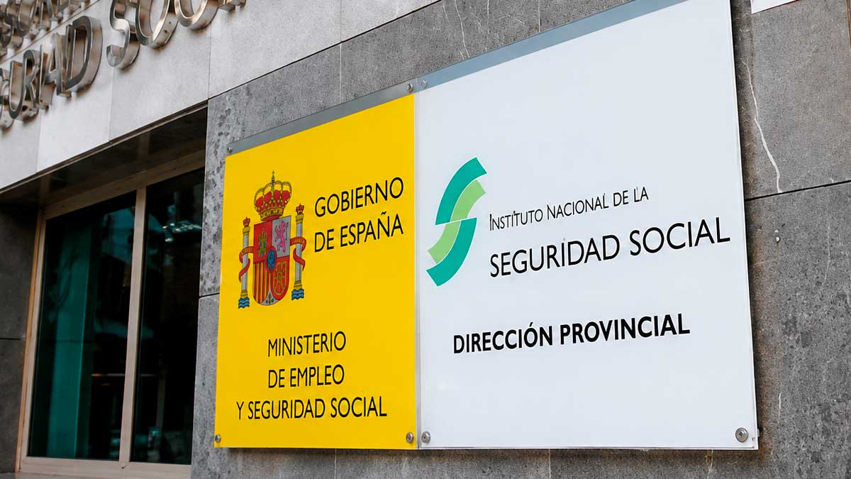 Cartel del INSS y Ministerio de Empleo en España sobre complemento por hijos