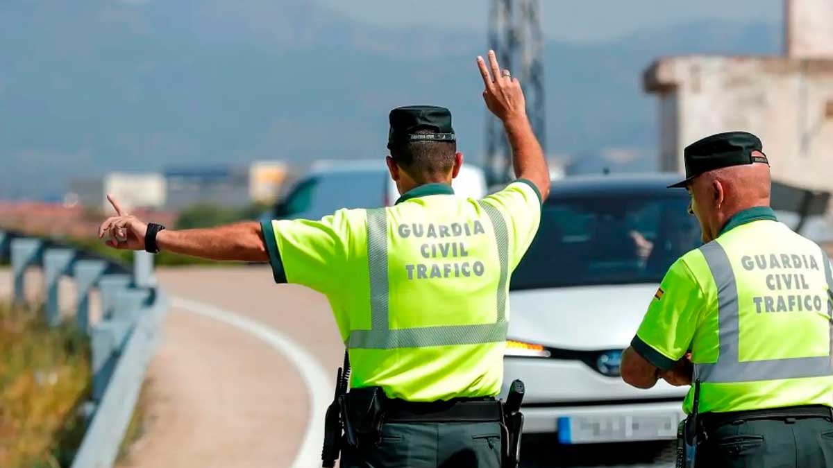 Guardia Civil Tráfico multa por consultar el móvil al volante en carretera