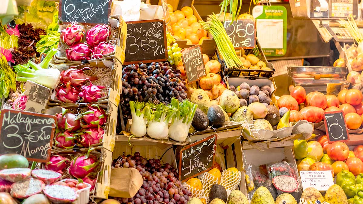 Frutas y verduras frescas en un mercado andaluz, control básico de establecimientos