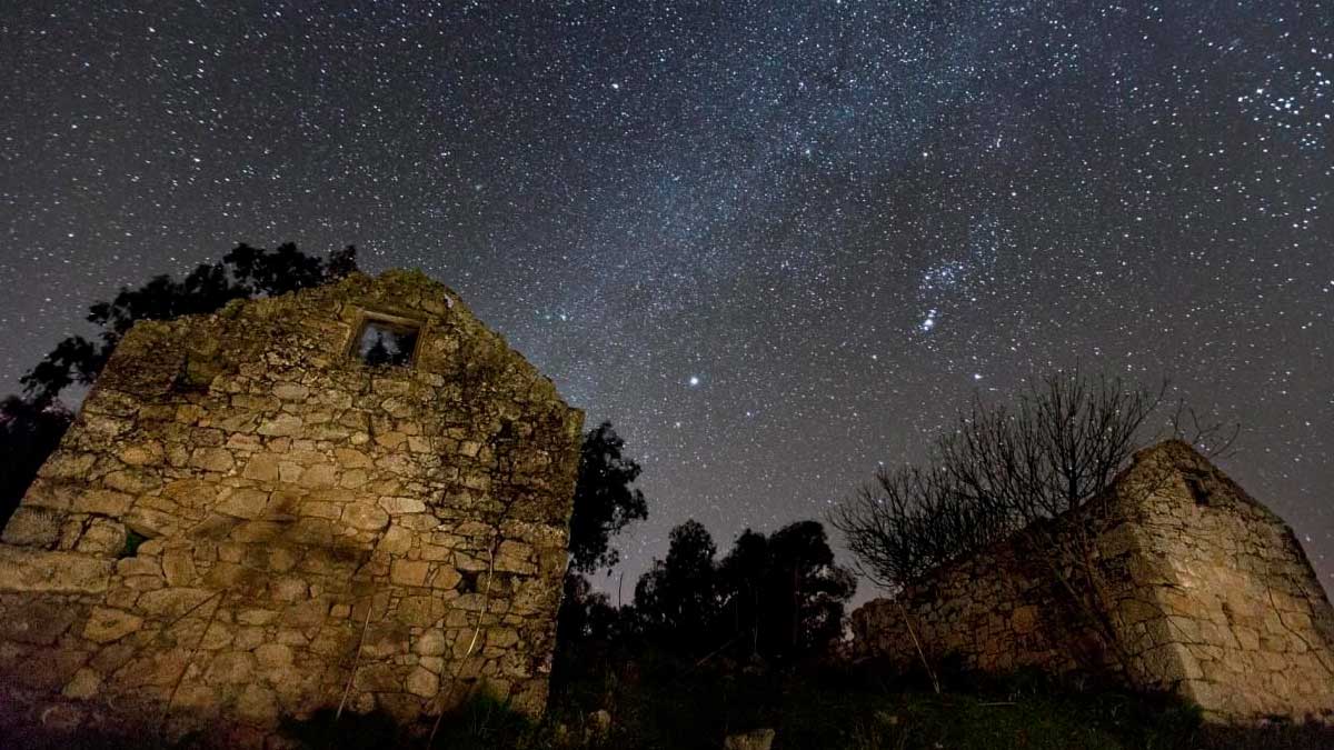 Ruinas de piedra bajo el cielo estrellado en el corredor astronómico de Jaén