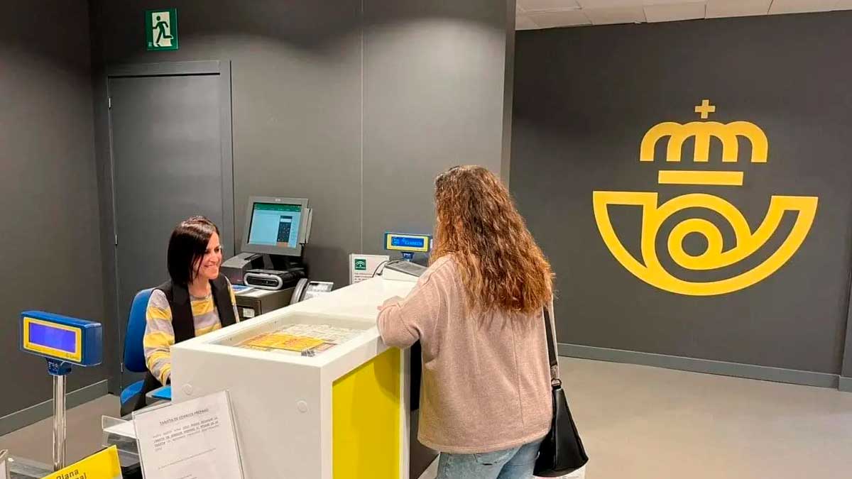 Clienta atendida en una oficina de Correos en Andalucía