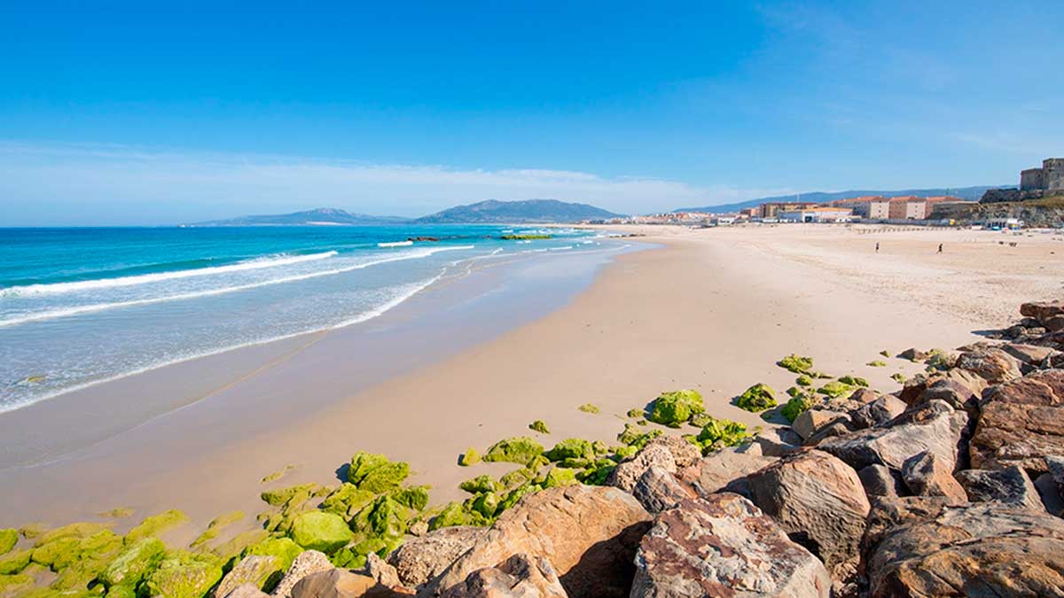 Playa de Cádiz con mareas vivas y corrientes de resaca visibles en la orilla