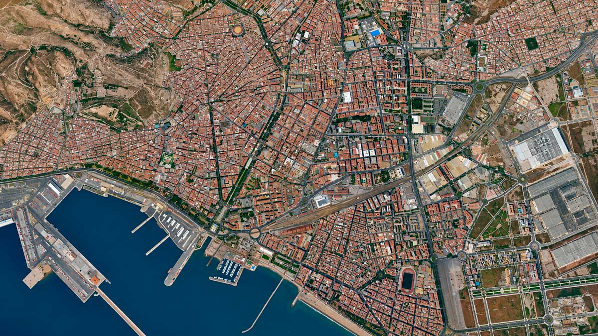Vista aérea de Almería con el puerto y zonas afectadas por cortes de tráfico en Cabo de Gata y Costacabana
