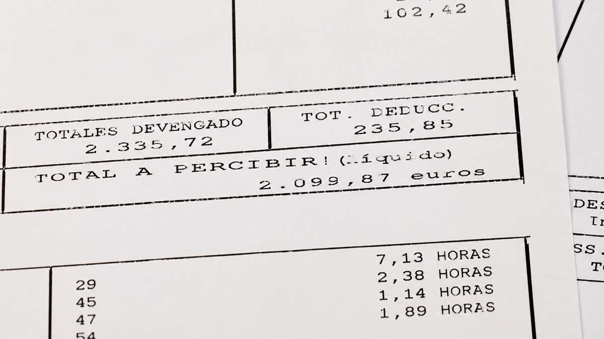 Nómina con deducciones y salario neto tras la subida de la cuota del MEI en 2027