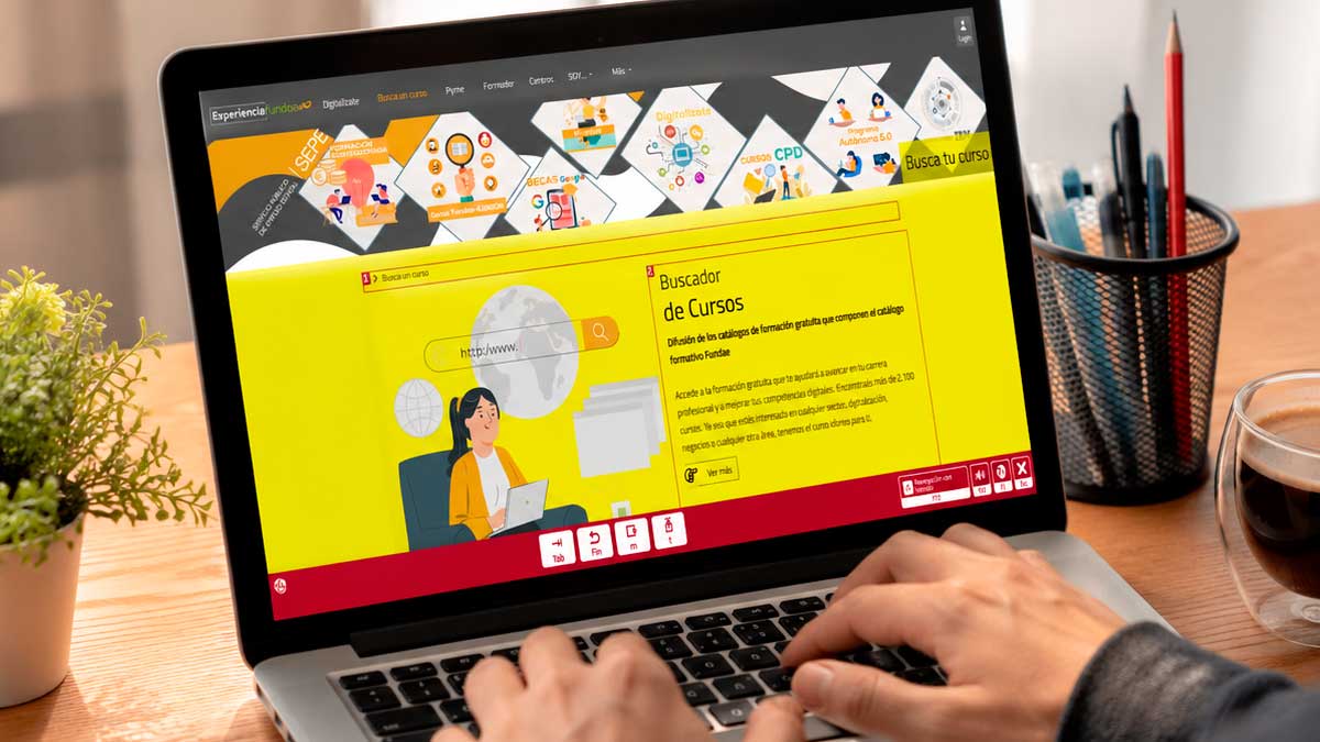 Buscador de cursos gratis del SEPE en ordenador portátil para desempleados