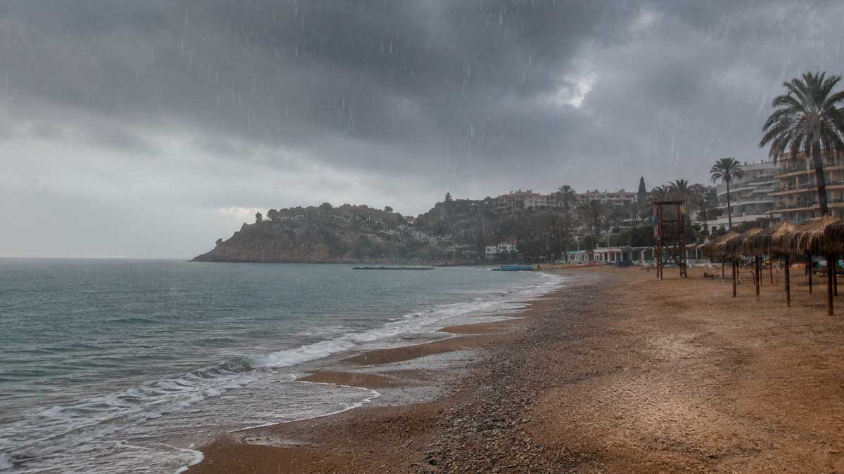 Playa de Andalucía bajo fuertes lluvias por la llegada de una DANA