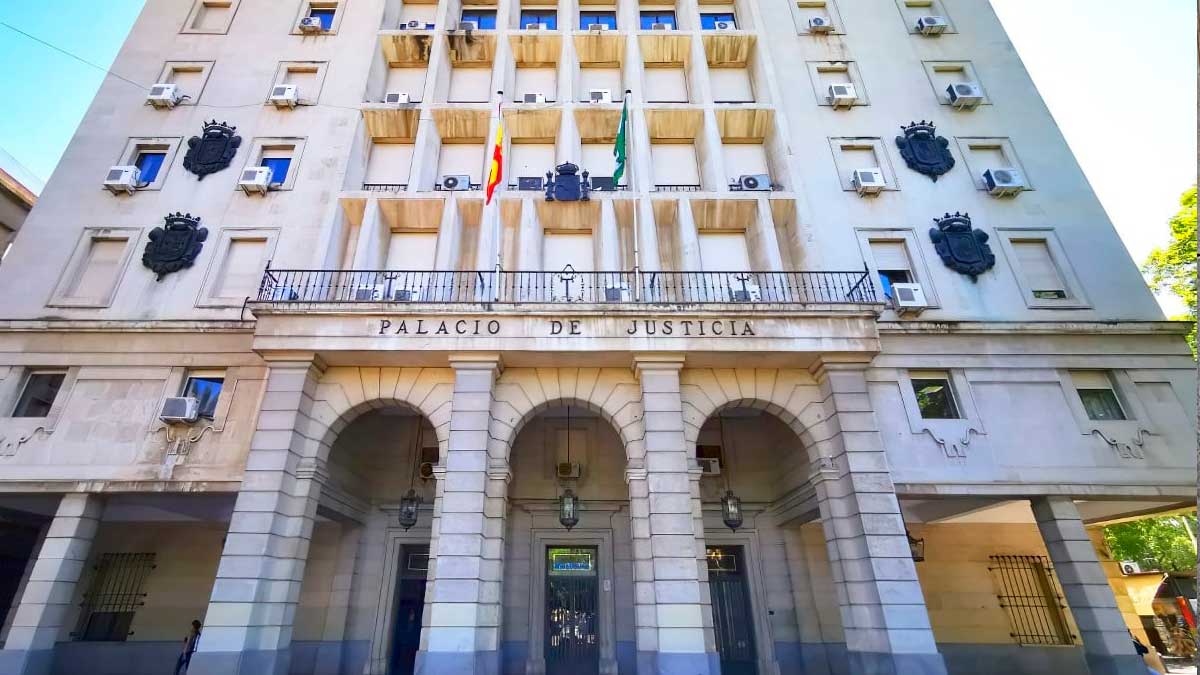 Fachada del Palacio de Justicia de Sevilla, lugar clave en casos de delito de acoso