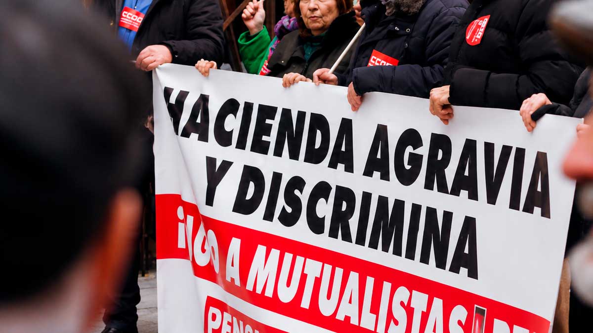 Manifestación de mutualistas jubilados reclamando devolución de IRPF ante Hacienda