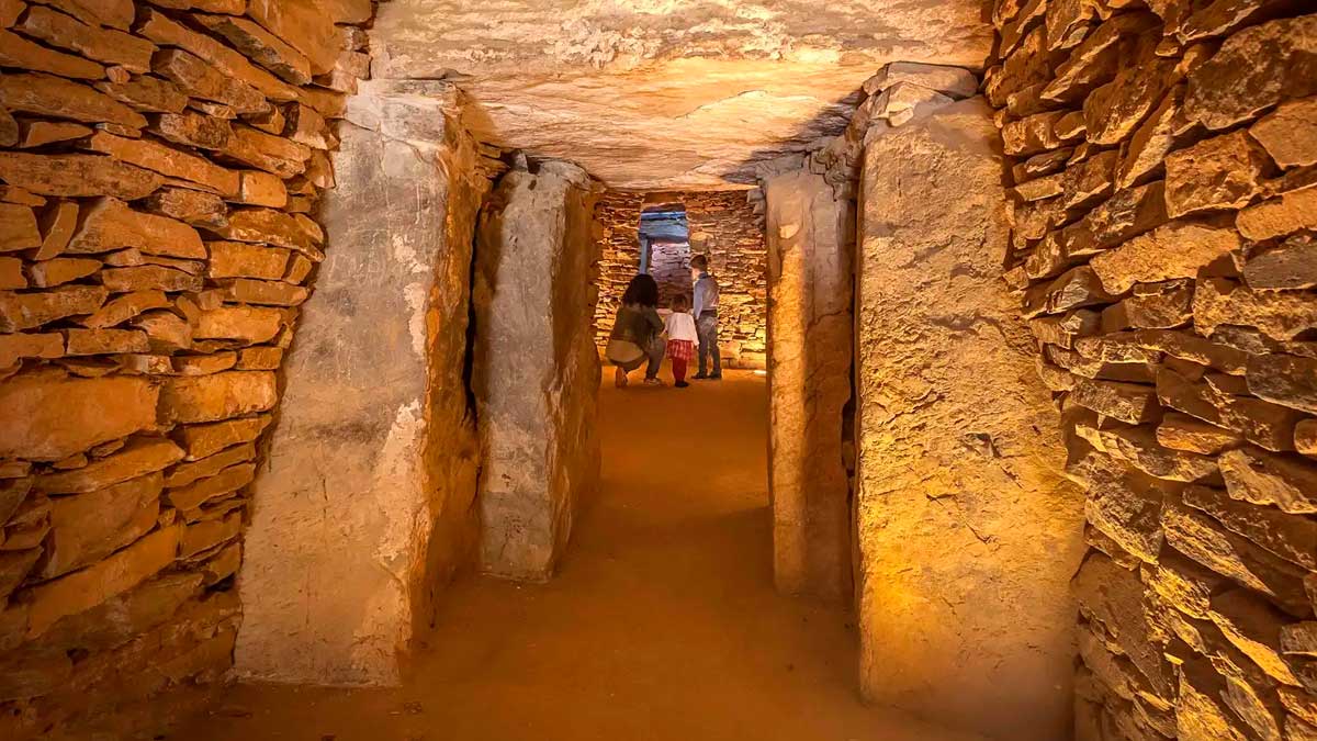 Pasillo de un yacimiento arqueológico andaluz durante el Día de la Arqueología