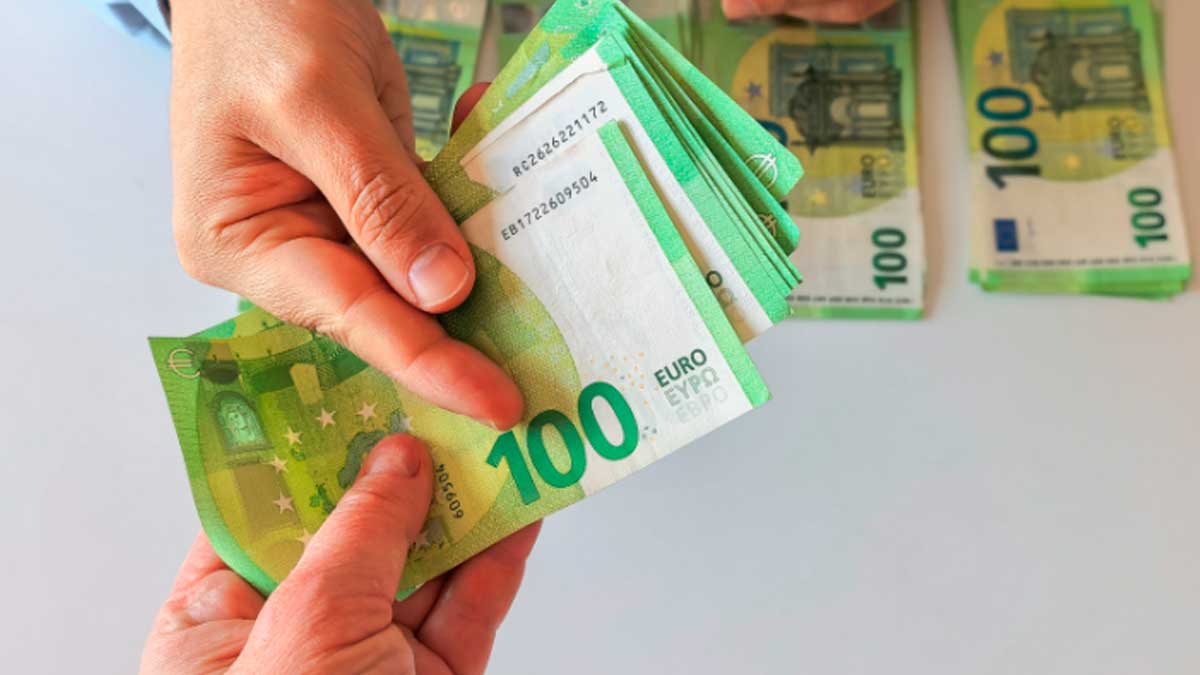 Manos entregando dinero entre familiares.