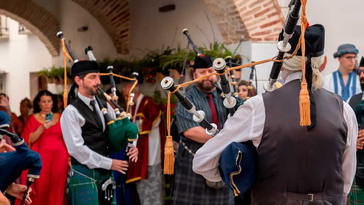 Gaiteros con kilt durante las Jornadas Escocesas Douglas' Days de Teba, en Málaga.