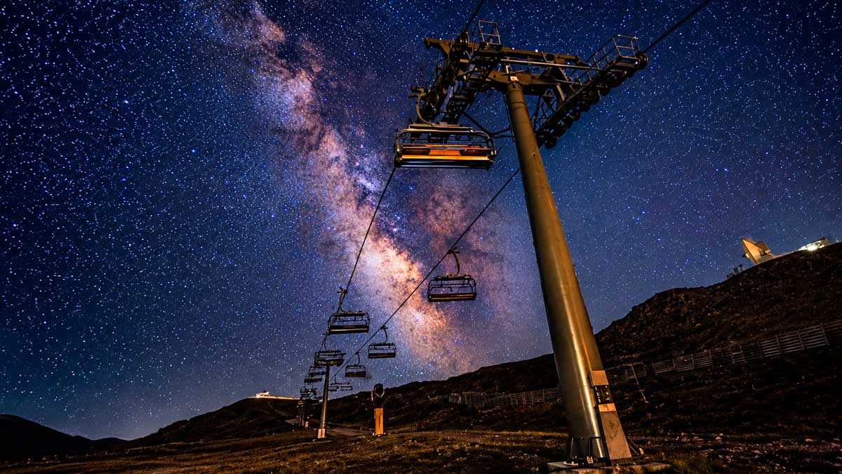 Cielo estrellado y Vía Láctea sobre telesilla en Sierra Nevada durante el eclipse de 2026
