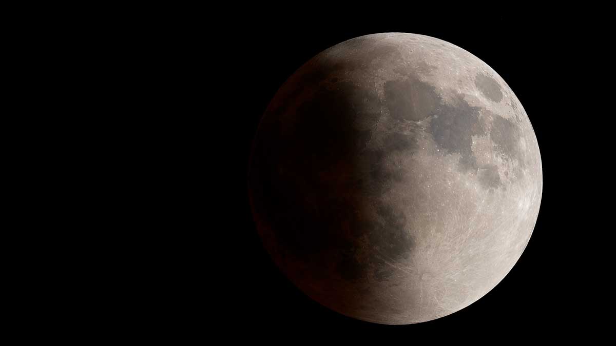 Eclipse parcial de Luna en una imagen de archivo
